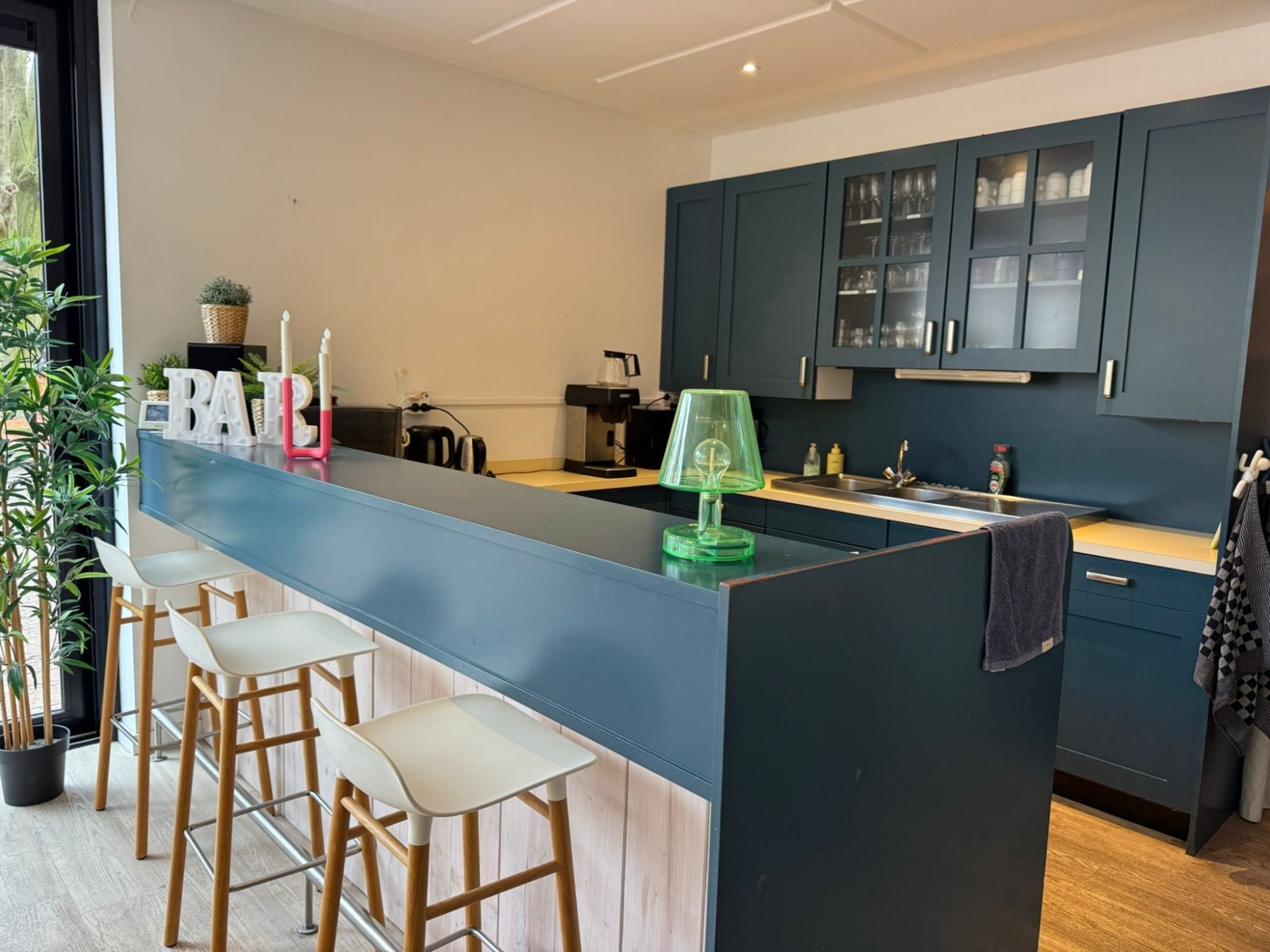 De bar en keuken van het buurthuis