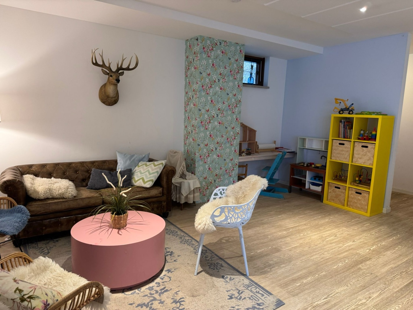 De woonkamer met zithoek en speelhoek