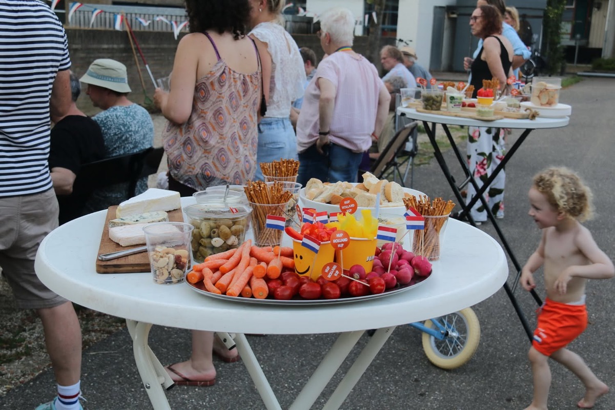 Een tafel vol hapjes, met een rennend kind op de voorgrond