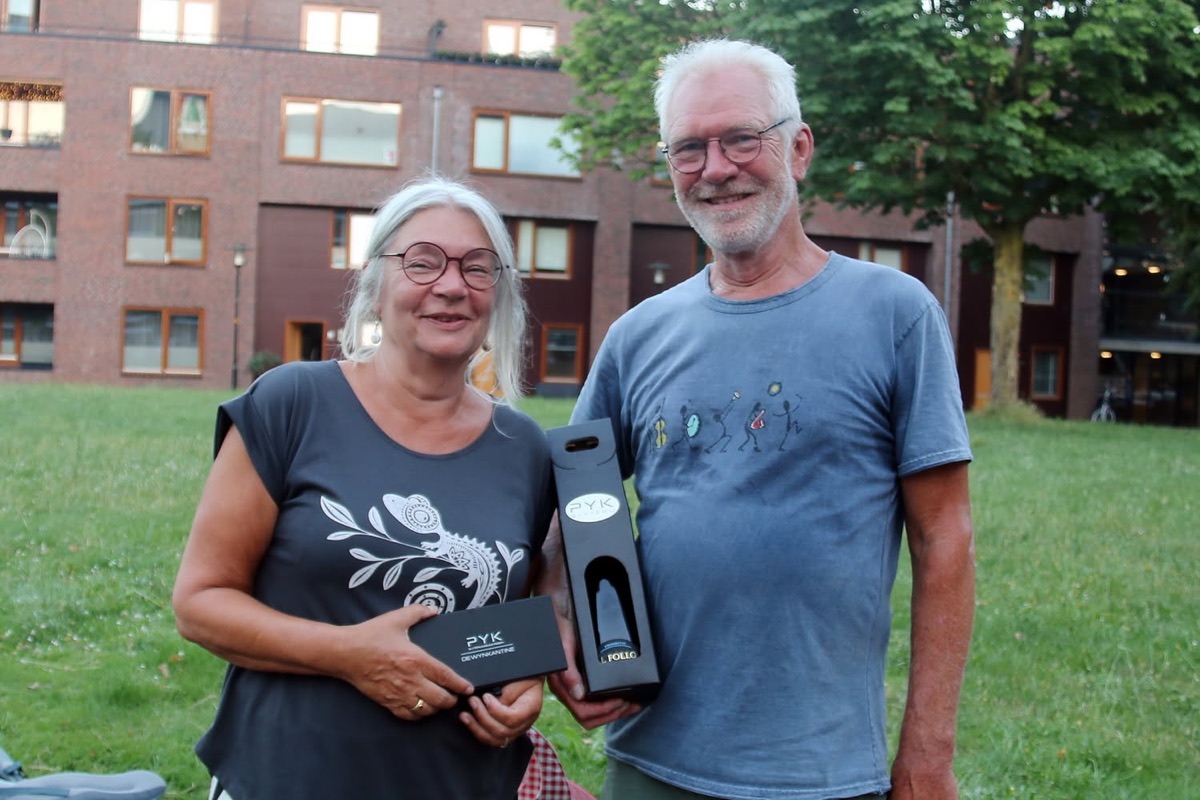 De winnaars van het toernooi met hun prijs