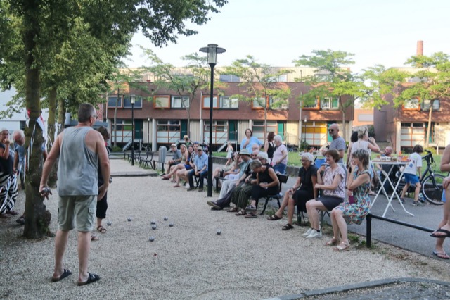 Een speler gooit zijn boule tijdens het jeu-de-boulestoernooi